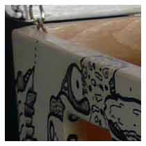 Detalle del baúl con dibujos de trazos libres a tinta.